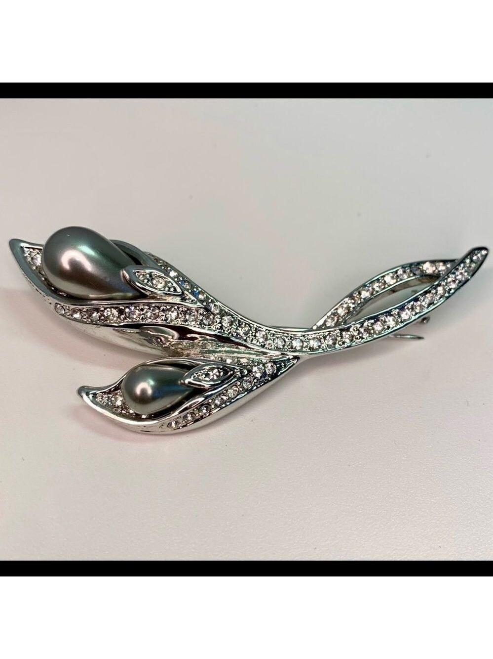 𝅺GRAY faux pearl and Swarovski Crystal Rhinestone Embellished brooch pin